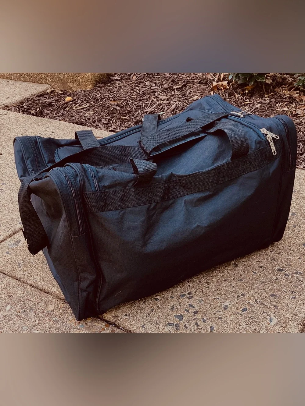 Charlie Sports black duffel bag. 2 big side pockets + 3 in front